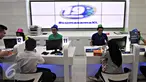 Operator seluler XL saat melayani informasi pelanggan saat Syukuran HUT XL ke-19 DI Jakarta, Kamis (8/10/2015). HUT  XL menjadi trending topic di Indonesia pada urutan pertama dengan tagar #19thBersama. (Liputan6.com/Immanuel Antonius)