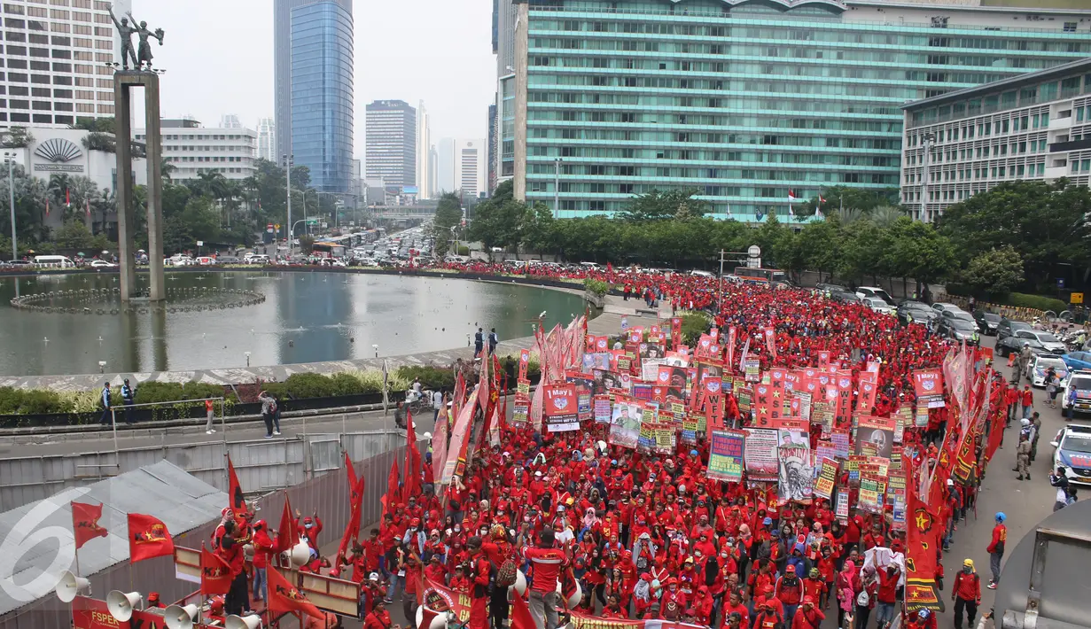 Buruh Konfederasi Kongres Aliansi Serikat Buruh Indonesia (Kasbi) menggelar aksi peringatan May Day di Bundaran HI, Jakarta, Senin (1/5). Massa buruh dari berbagai daerah itu akan menyuarakan tuntutan di depan Istana Presiden. (Liputan6.com/Angga Yuniar)