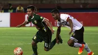Striker Bhayangkara Surabaya United, Rudi Widodo coba melewati hadangan bek kanan Bali United FC, Hasim Kipuw. (Bola.com/Fahrizal Arnas)