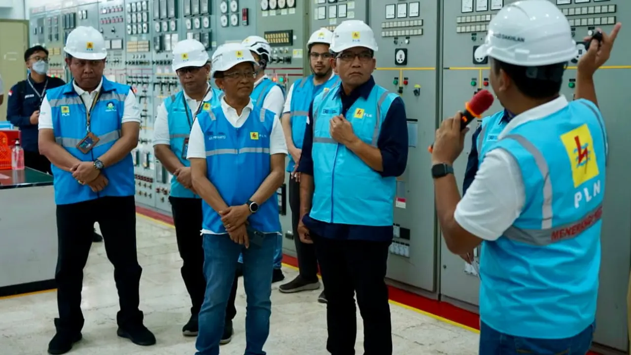 Plt Direktur Jenderal Ketenagalistrikan Kementerian Energi dan Sumber Daya Mineral (ESDM) Dadan Kusdiana (Tengah) tinjau grdu induk PLN Banyuwangi untuk kesipan Tahun Baru 2023 (Istimewa)