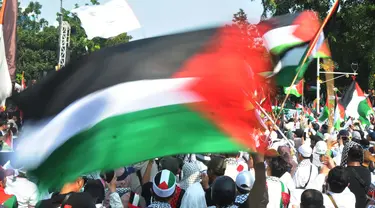 Massa aksi pendukung Palestina melakukan unjuk rasa di depan gedung Kedutaan Besar Amerika Serikat di Jakarta, Sabtu (3/8/2024). (merdeka.com/Imam Buhori)