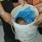 Warga mengevakuasi bayi dalam ember bekas cat di Jember. (Istimewa)
