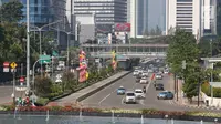 Arus lalu lintas di kawasan Bundaran HI, Jakarta, Minggu (18/6). Pelaksanaan car free day di Jalan Sudirman - MH Thamrin yang rutin digelar setiap pekan, ditiadakan sementara mulai 18 Juni hingga 2 Juli 2017. (Liputan6.com/Immanuel Antonius)