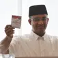 Cagub DKI Jakarta, Anies Baswedan memberi salam ke awak media saat akan menggunakan hak pilihnya di TPS 28 Cilandak, Jakarta Selatan, Rabu (19/4). Di TPS ini Anies akan memberikan hak suaranya dalam Pilkada DKI putaran kedua. (Liputan6.com/Yoppy Renato)