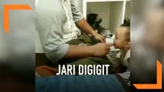 Seorang anak tega menggigit jari sang ayah yang sedang melakukan salat. Aksi ini terekam kamera dan diabadikan oleh sang ibu.