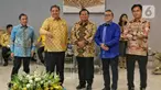 Ketum Partai Gerindra sekaligus bacapres, Prabowo Subianto (tengah) bersama Ketum Partai Golkar Airlangga Hartanto (kedua kiri), Ketum PAN Zulkifli Hasan (kedua kanan), Ketum PBB Yusril Ihza Mahendra (kanan) dan Ketum Gelora Anis Matta (kiri) saat melakukan pertemuan di kantor DPP Golkar, Jakarta, Kamis (14/9/2023). (Liputan6.com/Angga Yuniar)