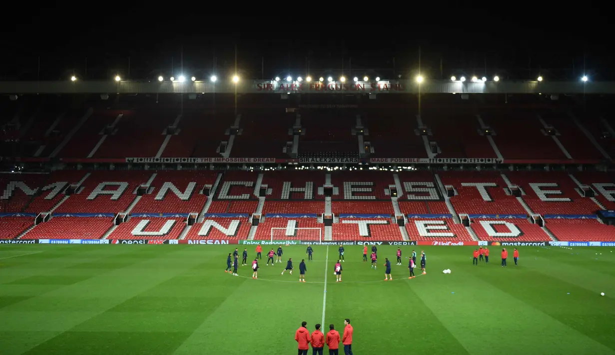 Suasana latihan para pemain Sevilla jelang menghadapi Manchester United pada leg kedua babak 16 besar Liga Champions di stadion Old Trafford di Manchester, Inggris (12/3). Pada leg pertama Sevilla bermain imbang 0-0 atas MU. (AFP Photo/Oli Scarff)