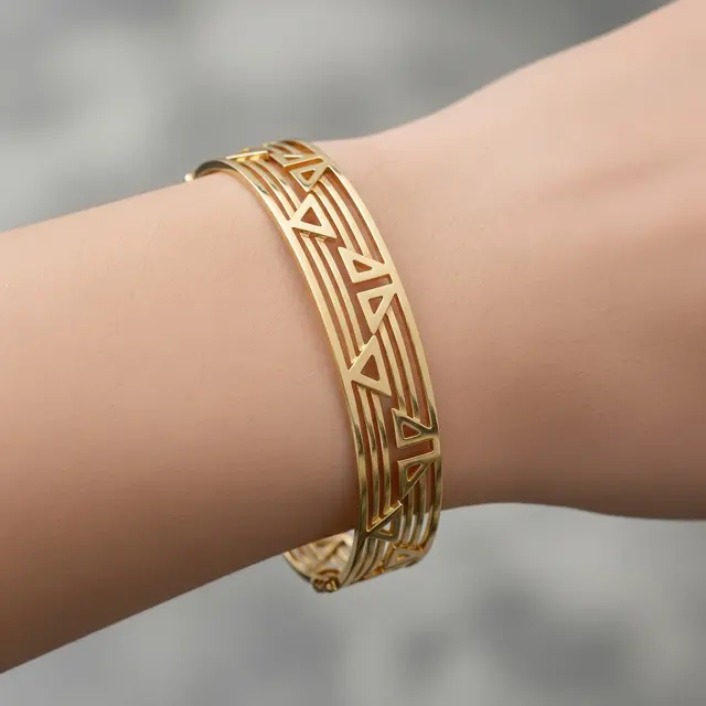Gelang Emas Bangle Motif Geometris Tampil Modern dan Minimalis