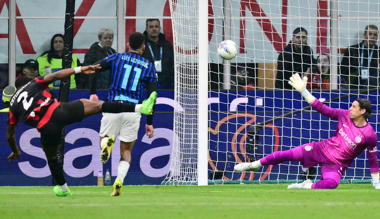 Gol tunggal kemenangan AC Milan dicetak oleh Pervis Estupinan pada menit ke-35. Dia menjebol gawang Yann Sommer memanfaatkan umpan dari Youssouf Fofana. (AFP/Stefano Rellandini)