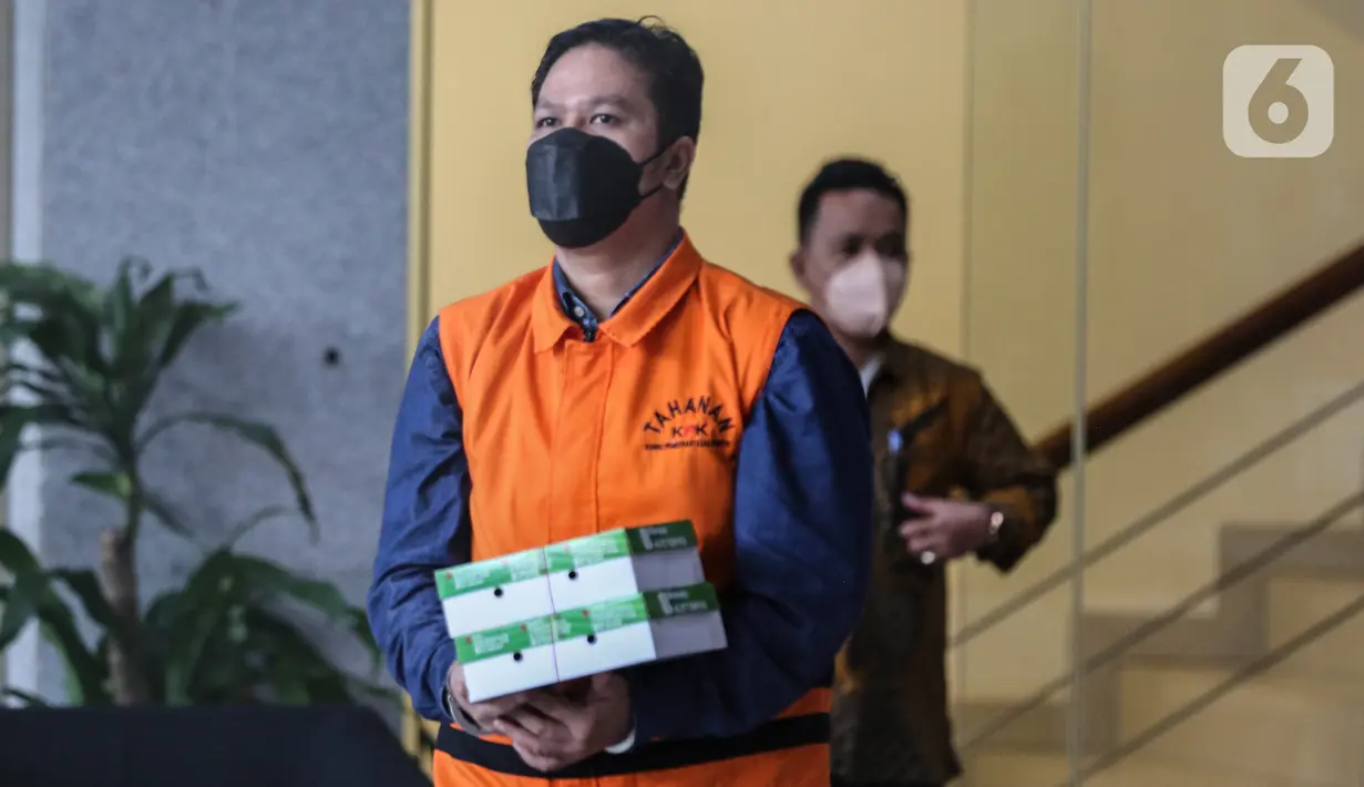 Bupati Kuantang Singingi nonaktif Andi Putra menuju mobil tahanan di Gedung KPK, Jakarta, Kamis (20/1/2022). Andi Putra diperiksa lanjutan sebagai tersangka dalam kasus dugaan korupsi perpanjangan izin Hak Guna Usaha (HGU) sawit di Kabupaten Kuansing Provinsi Riau. (Liputan6.com/Johan Tallo)