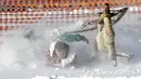 Peserta jatuh tersungkur saat lomba kereta luncur tanduk tradisional di Gaissach, Jerman, Minggu (22/1). Lomba kereta luncur tradisional Bavaria yang dikenal Schnablerrennen itu digelar setiap tahun pada saat musim dingin. (AP Photo/Matthias Schrader)