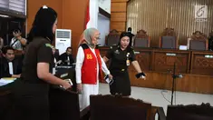 Terdakwa Ratna Sarumpaet dikawal petugas tiba di Pengadilan Negeri (PN) Jakarta Selatan, Kamis (29/2). Ratna menjalani sidang dakwaan perdana atas kasus penyebaran berita hoaks yang menyebutkan wajah lebam. (Liputan6.com/Herman Zakharia) 