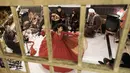 Di Mesir, terdapat seorang seniman, aktris, dan penari Mesir yang diakui sebagai penari darwis wanita Mawlawi pertama di Mesir. Tampak dalam foto, penari darwis wanita, Afnan Shaher berputar-putar saat disambut oleh para penggemarnya dalam pertunjukan keagamaan untuk menandai bulan suci Ramadan di Kairo, Mesir, Jumat 27 Februari 2026. (AP Photo/Amr Nabil)