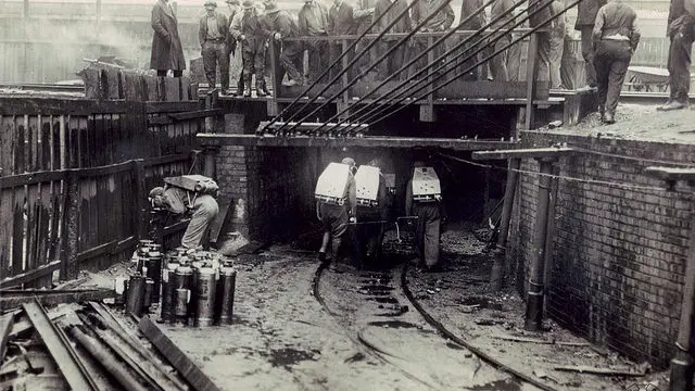 Sekelompok penyelamat pergi ke tambang pada tahun 1924