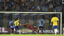 Gelandang Brazil, Paulinho, mencetak gol ke gawang Uruguay. Gol Paulinho lahir pada menit ke-19, 52 dan 90+2. (AFP/ Miguel Rojo)