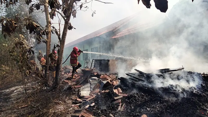 5 bangunan SMPN 6 ludes dilalap sijago merah diduga disebabkan ada petugas sekolah membakar sampah. Foto : (Istimewa).