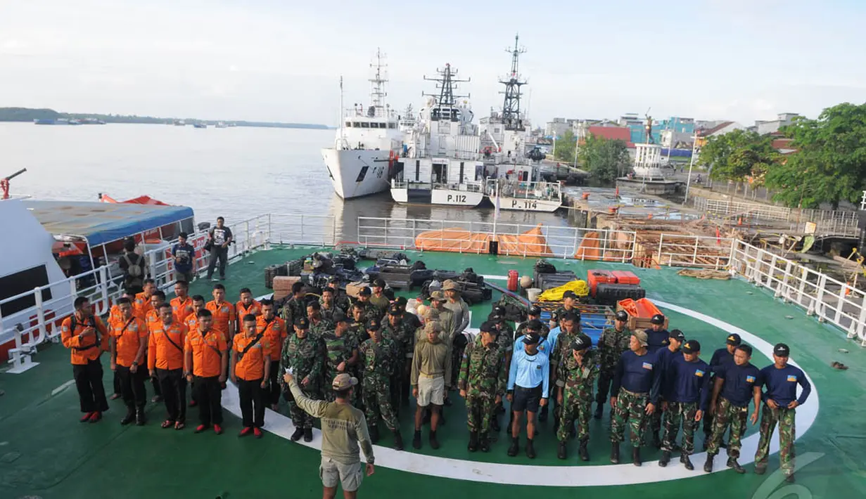 Para penyelam saat melakukan persiapan di kapal KN SAR 101 Purwerejo di Pelabuhan Kumai, Kalteng, Kamis (1/1/2015). (Liputan6.com/Herman Zakharia)
