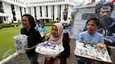 Aktivis KontraS berjalan di halaman Sekretariat Negara untuk menyampaikan Kartu Pos Desak Presiden Selesaikan Kasus Munir, Jakarta, Selasa (17/1). Kartu dikumpulkan dari masyarakat di 20 kota di Indonesia. (Liputan6.com/Helmi Fithriansyah)