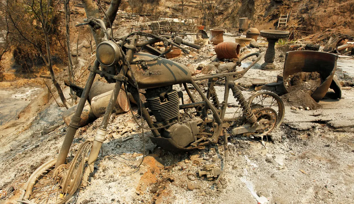Sebuah bangkai sepeda motor hangus terbakar akibat kebakaran hutan di kawasan Palo Colorado, Big Sur, California, Amerika Serikat, AS (1/7). Seluas 8.000 hektare hutan terbakar akibat musibah tersebut. (REUTERS/Michael Fiala)