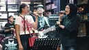 Mulai aktif bermusik dari tahun 2007, Tata mengungkapkan rasa rindunya manggung bareng Purie. Akhirnya tahun 2023 ini harapannya terwujud. Inilah potret keduanya yang melakukan rehearsal sebelum tampil di Pesta Rakyat Dewa 19 yang digelar di Bandung, 5 Maret 2023 kemarin. (Liputan6.com/IG/@mahadewiofficial)