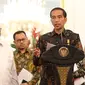 Presiden Jokowi mengumumkan paket kebijakan ekonomi tahap pertama di Istana Merdeka, Jakarta, Rabu (9/9/2015). Pemerintah fokus pada penguatan ekonomi makro, daya saing ekonomi nasional, dan pemberdayaan ekonomi rakyat. (Liputan6.com/Faizal Fanani)