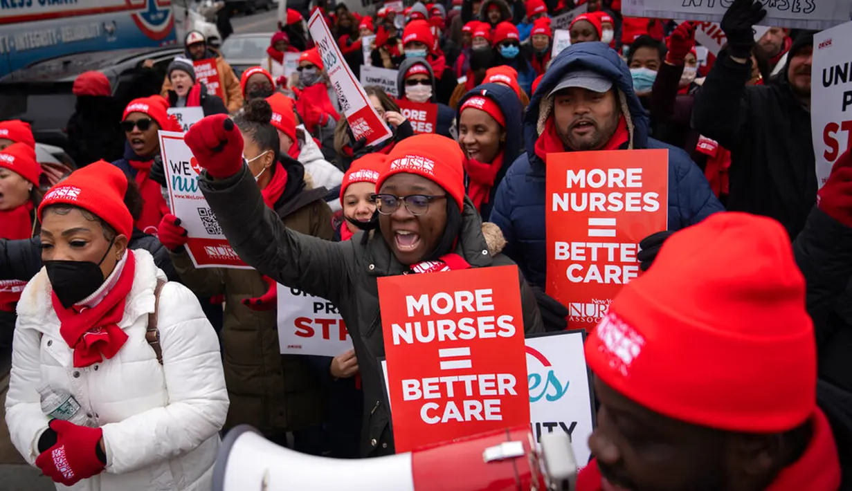 Para pengunjuk rasa berbaris saat melakukan aksi mogok kerja di jalan sekitar Montefiore Medical Center, Bronx, New York, Amerika Serikat, 11 Januari 2023. Aksi mogok kerja ini telah memasuki hari ketiga. (AP Photo/John Minchillo)