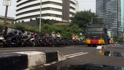Kendaraan penyemprot air milik kepolisian disiagakan di jalan Kuningan Persada sekitar Gedung Merah Putih KPK, Jakarta, Selasa (1/6/2021). Pengamanan gedung KPK dan sekitarnya diperketat terkait upacara pelantikan pegawai KPK menjadi Aparatur Sipil Negara. (Liputan6.com/Helmi Fithriansyah)