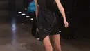 Gaya Gigi Hadid berjalan di atas catwalk saat mengenakan busana brand Versus Versace di atas panggung London Fashion Week di Inggris, (18/2). Gigi Hadid tampil mempesona dengan gaya urakannya. (Foto oleh Joel Ryan / Invision / AP)