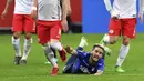Pemain Lazio, Luis Alberto jatuh saat berebut bola dengan pemain  FC Salzburg pada leg kedua Liga Europa di Red Bull Arena, Austria, (12/4/2018). Salzburg lolos ke semifinal dengan agregat gol 6-5. (AP/Kerstin Joensson)