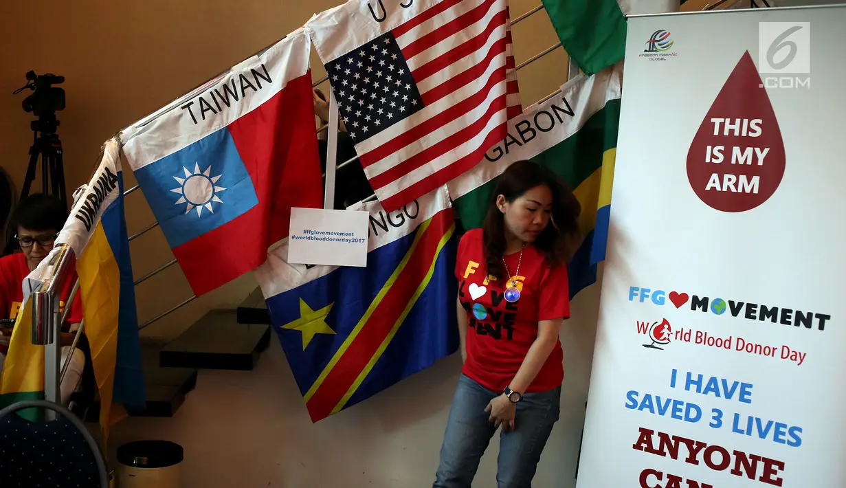 Komunitas Freedom Faithnet Global (FFG) menyelenggarakan kegiatan donor darah di 42 Negara dengan 218 kota, Jakarta, Rabu (14/6). (Liputan6.com/Johan Tallo)