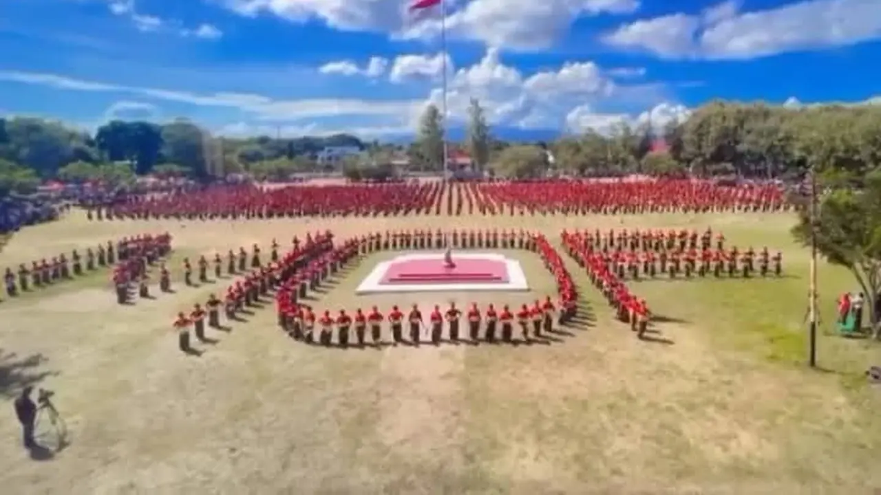 Koreografi tarian tradisional di halaman kantor bupati Sikka, NTT meriahkan Hari Pendidikan Nasional 2025 (Liputan6.com/Ola Keda)