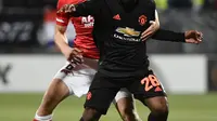 Gelandang AZ Alkmaar, Fredrik Midtsjo mengontrol bola dari kawalan gelandang Manchester United, Angel Gomes pada lanjutan pertandingangrup L Liga Europa di stadion ADO Den Haag, Belanda (3/10/2019). MU bermain imbang 0-0 atas AZ Alkmaar. (AFP Photo/John Thys)