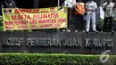 Massa yang menamakan diri Gerakan Gantung Koruptor (GAGAK) membentangkan spanduk yang menuntut KPK membongkar mafia hukum, Gedung KPK, Jakarta, Rabu (17/12/2014). (Liputan6.com/Miftahul Hayat)