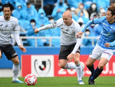 Mantan pemain Barcelona, Andres Iniesta (tengah), yang kini bermain di Meiji Yasuda J1 League 2023 punya kesempatan juara bersama Vissel Kobe musim ini. (Bola.com/Dok. J-League)