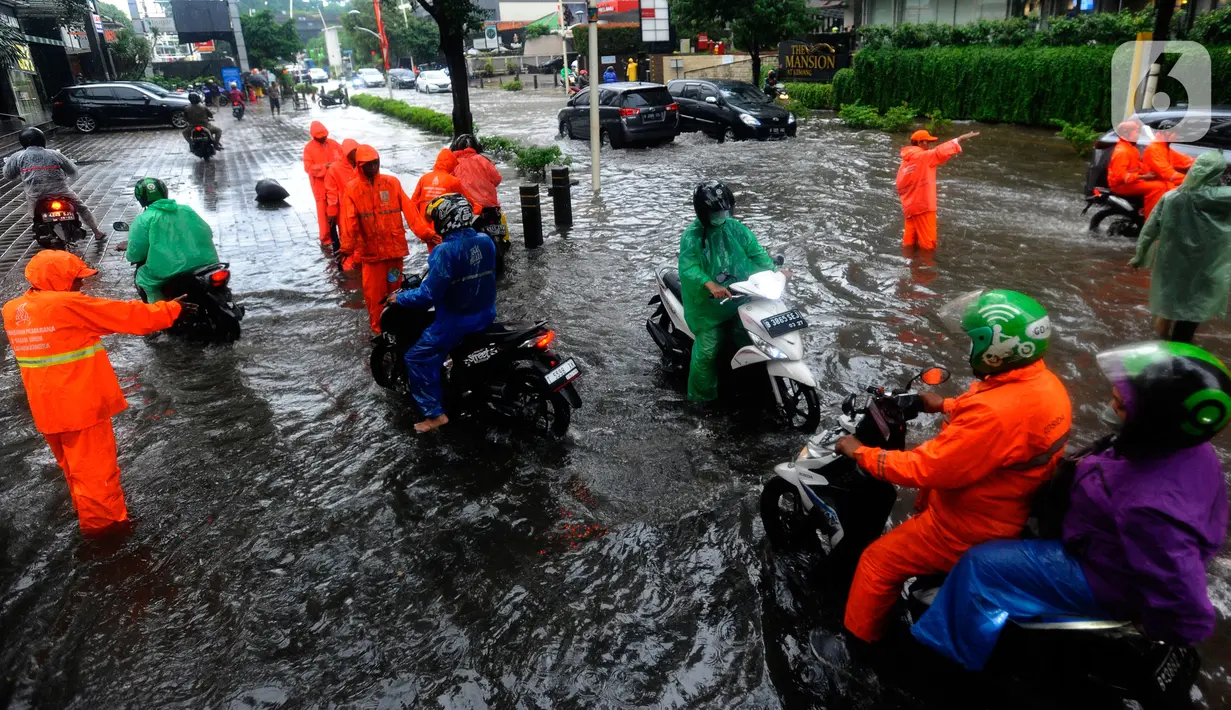 Sejumlah kendaraan melintasi trotoar untuk menghindari banjir di Jalan Kemang Raya, Jakarta Selatan, Kamis (3/11/2022). Hujan deras sekitar dua jam lebih menyebabkan Jalan Kemang Raya digenangi banjir sekitar 30 cm sehingga benyak kendaraan tidak dapat melintas. (merdeka.com/Arie Basuki)