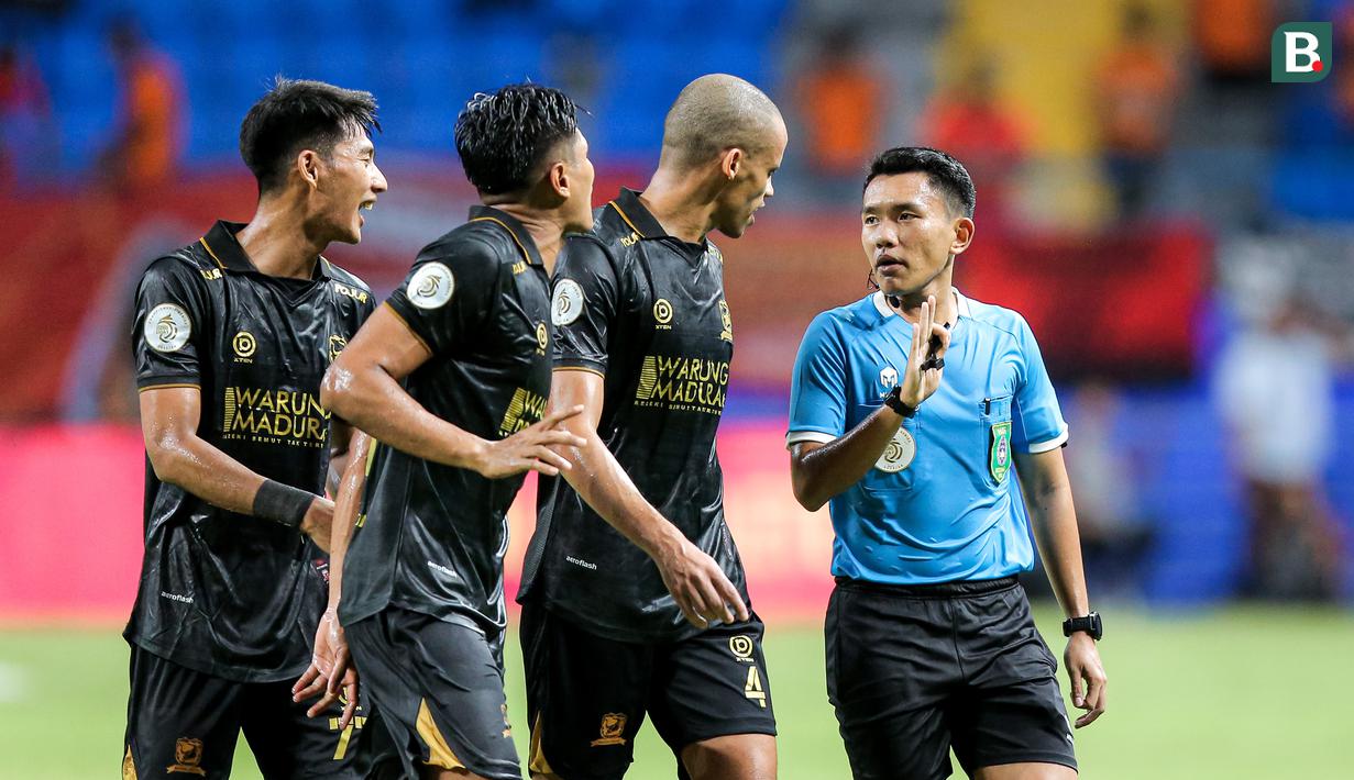 Sejumlah pemain Madura United melakukan protes terhadap wasit utama Naufal Adya saat pertandingan leg kedua semifinal championship series BRI Liga 1 2023/2024 melawan Borneo FC di Stadion Batakan, Balikpapan, Kalimantan, Minggu (19/05/2024). (Bola.com/Bagaskara Lazuardi)