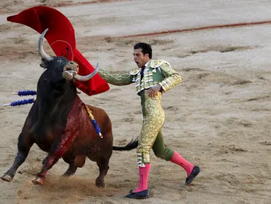 Matador asal Spanyol, Alberto Lopez beraksi di Festival San Fermin, Pamplona, Spanyol, Selasa (7/7/2015). Aksi pertarungan antara Matador dengan banteng menjadi salah satu aksi yang ditunggu di Festival San Fermin. (Reuters/Vincent West)