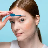 Merawat alis secara rutin dapat membantu menjaga kesehatan rambut alis sekaligus mendukung pertumbuhannya secara optimal. (Foto/dok: Pexels/Ron Lach)