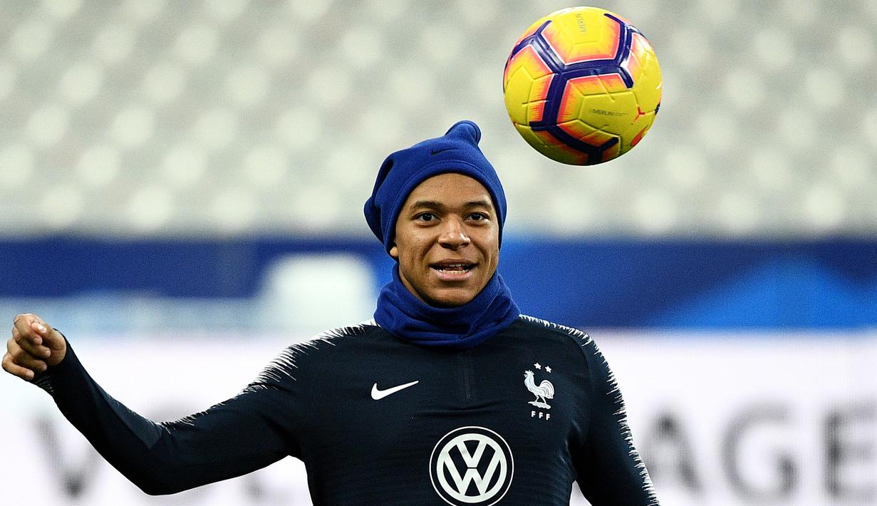 Striker Prancis, Kylian Mbappe, mengontrol bola saat mengikuti sesi latihan di Stade De France, Paris, Minggu (19/11/2018). Prancis akan mejalani laga persahabatan melawan Uruguay. (AFP/Franck Fife)