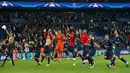  Para pemain PSG melakukan selebrasi merayakan kemenangan usai pertandingan melawan Bayern Munchen pada grup B Liga Champions di stadion Parc des Princes di Paris, Prancis (27/9). PSG menang telak 3-0 atas Munchen. (AP Photo/Christophe Ena)