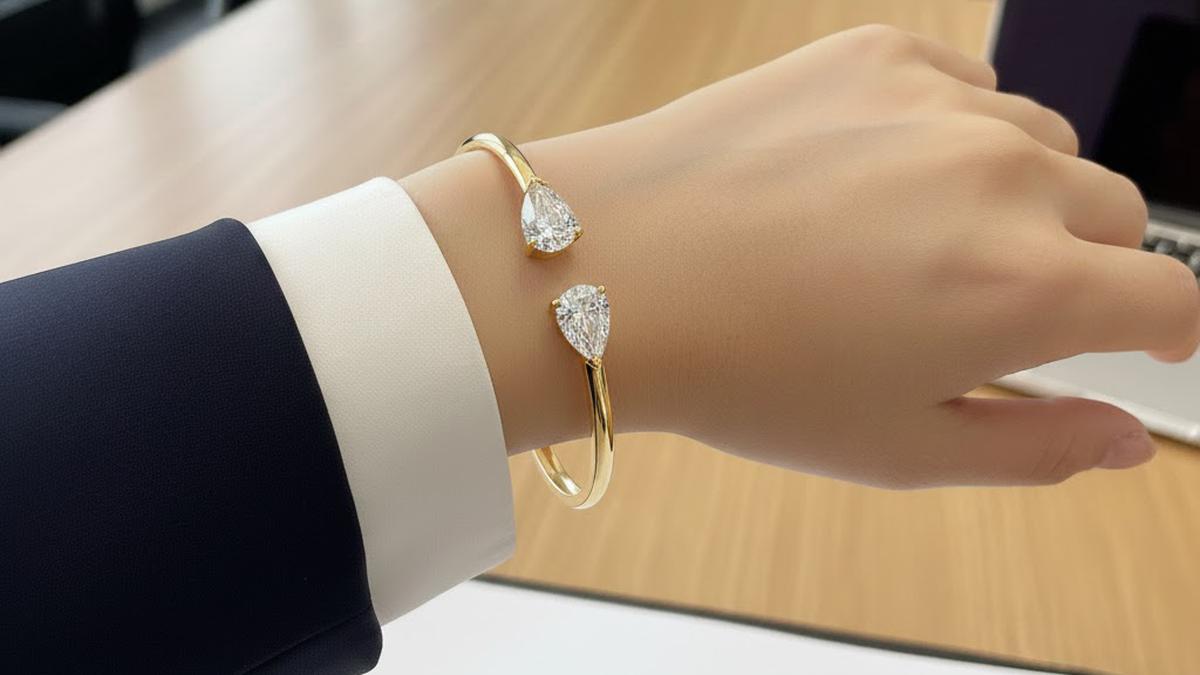 9 Model Gelang Emas Bangle dengan Permata Buat Ibu 40 Tahun, Desain Elegan Abadi