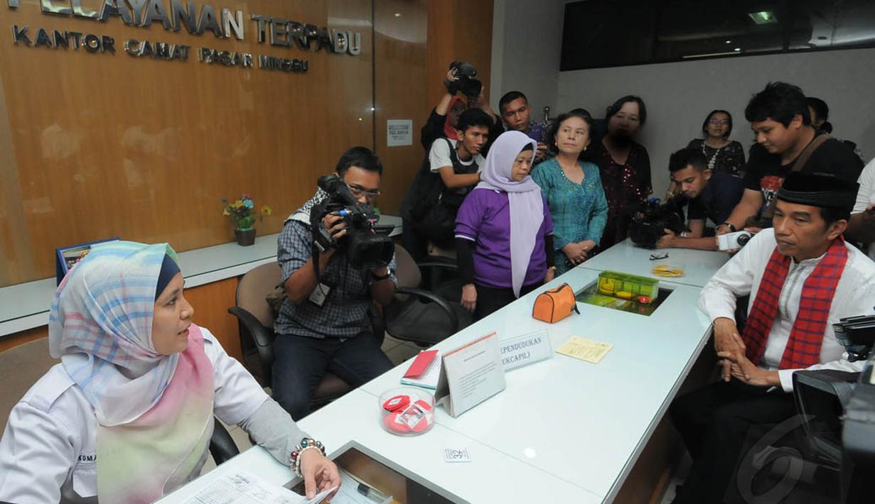 Gubernur DKI Jakarta Joko Widodo melakukan sidak ke kantor Kecamatan Pasar Minggu, Jakarta, Jumat (23/5/14). (Liputan6.com/Herman Zakharia)