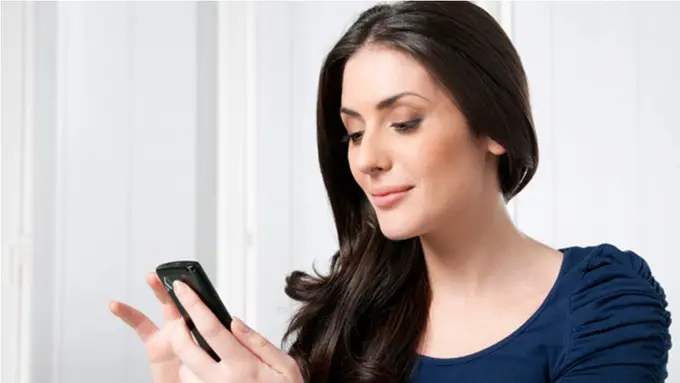 Kegiatan Wanita Indonesia Saat 'Terikat' Smartphone