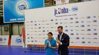 Perwakilan NBA Asia Francesco Suarez bersama perwakilan Frisian Flag Indonesia Felicia Julian saat membuka Jr NBA 2018 (Liputan6.com/Thomas)