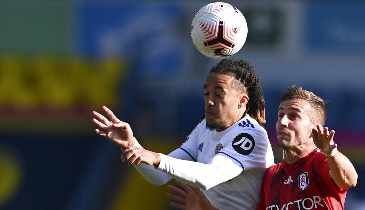 Pemain Leeds United, Helder Costa, duel udara dengan pemain Fulham, Joe Bryan, pada laga Premier League di Stadion Elland Road, Sabtu (19/9/2020). Leeds United menang dengan skor 4-3. (Laurence Griffiths/Pool via AP)