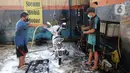 Karyawan penyandang tunarungu bekerja di Deaf Cafe and Car Wash di kawasan Cinere, Depok, Jawa Barat, Senin (27/9/2021). Seluruh karyawan di tempat ini melayani pelanggannya dengan bahasa isyarat yang bertujuan memberdayakan para penyandang tunarungu. (merdeka.com/Arie Basuki)