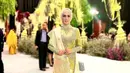 Mantan rekan duet Maia Estianty ini disebut tampil memesona dan nggah kalah cantik dengan mempelai wanita. (instagram.com/mulanjameela1)