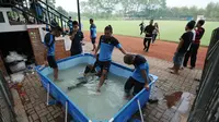 Sejumlah pemain timnas Indonesia menjalani terapi air dingin usai berlatih di lapangan SPH Karawaci, Tangerang (17/11/2014). (Liputan6.com/Helmi Fithriansyah)