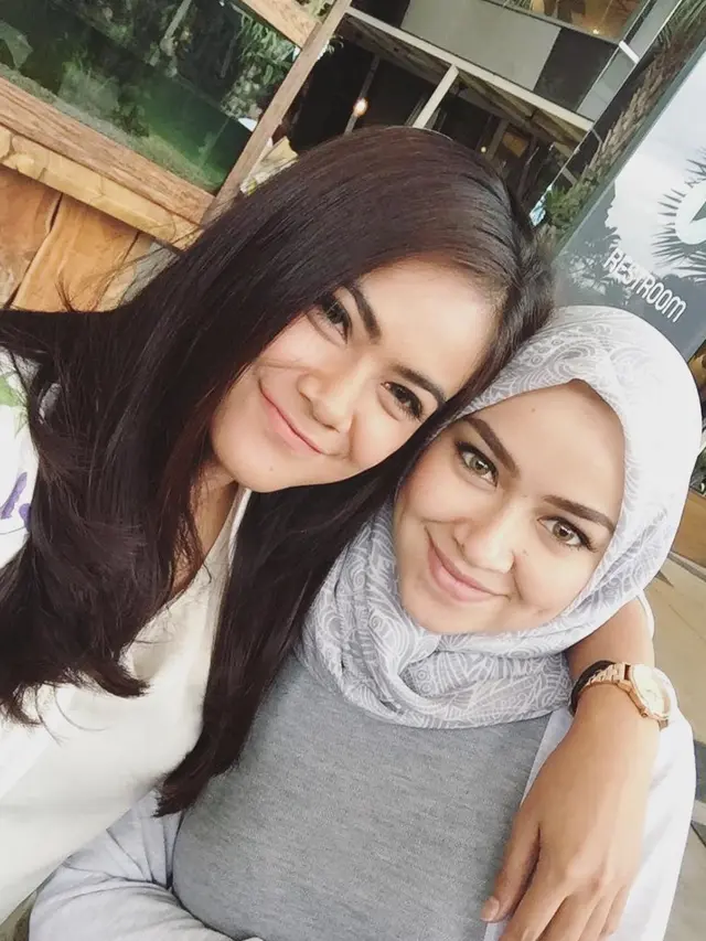 6 Potret Akrab Aryani Fitriana dan Indah Indriana di Balik Sinetron Istri Kedua