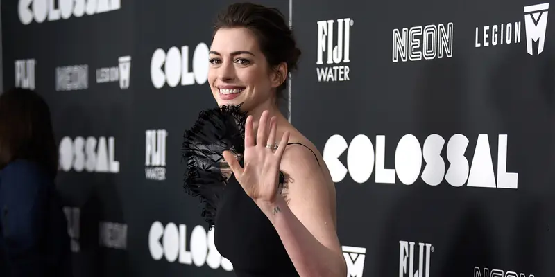 20170328-Anne Hathaway Pakai Gaun Ramah Lingkungan-AP